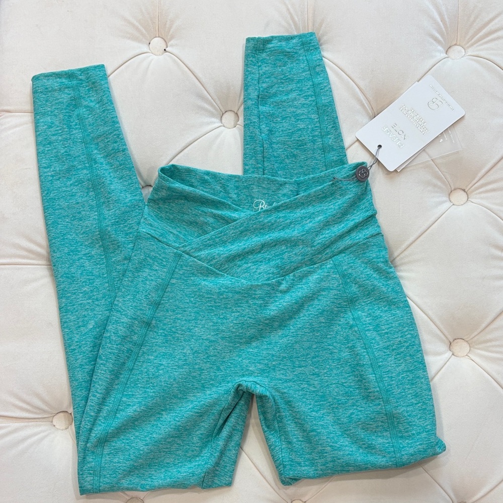Scrunch butt V cut Leggings - Picture 2 of 2